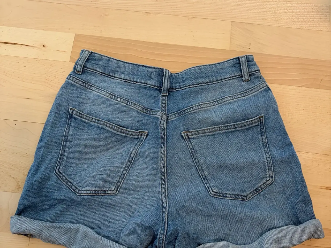 Billede 2 - Blå denimshorts fra Only
