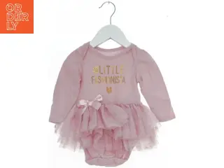 Lyserød bodystocking med tyl og tekst fra The Childrens Place (str. 74)