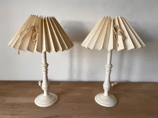2 Lene Bjerre bordlamper med plisseskærm. H: 44 cm