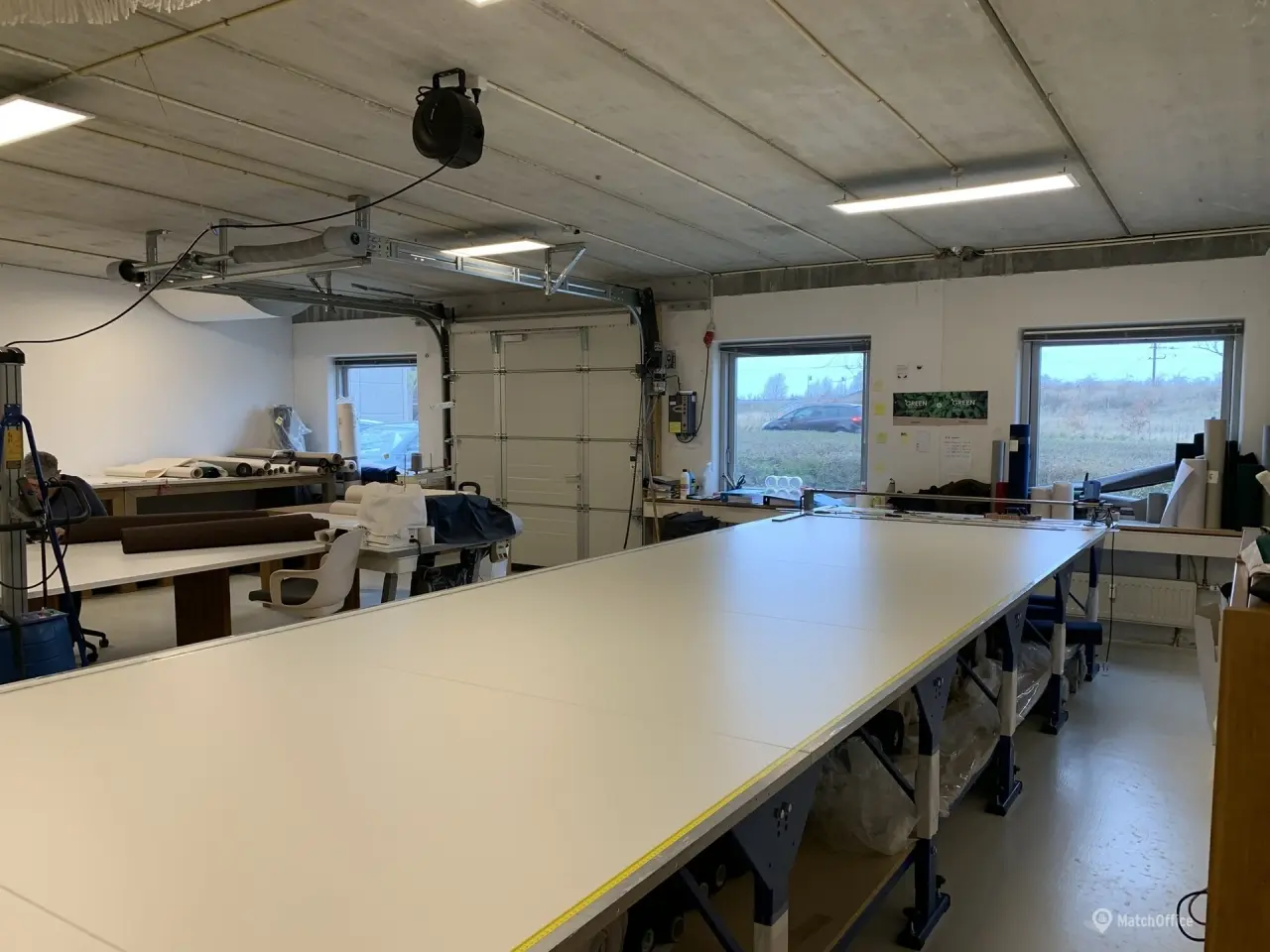 Billede 3 - Højloftet lager. showroom med port samt stort kontor