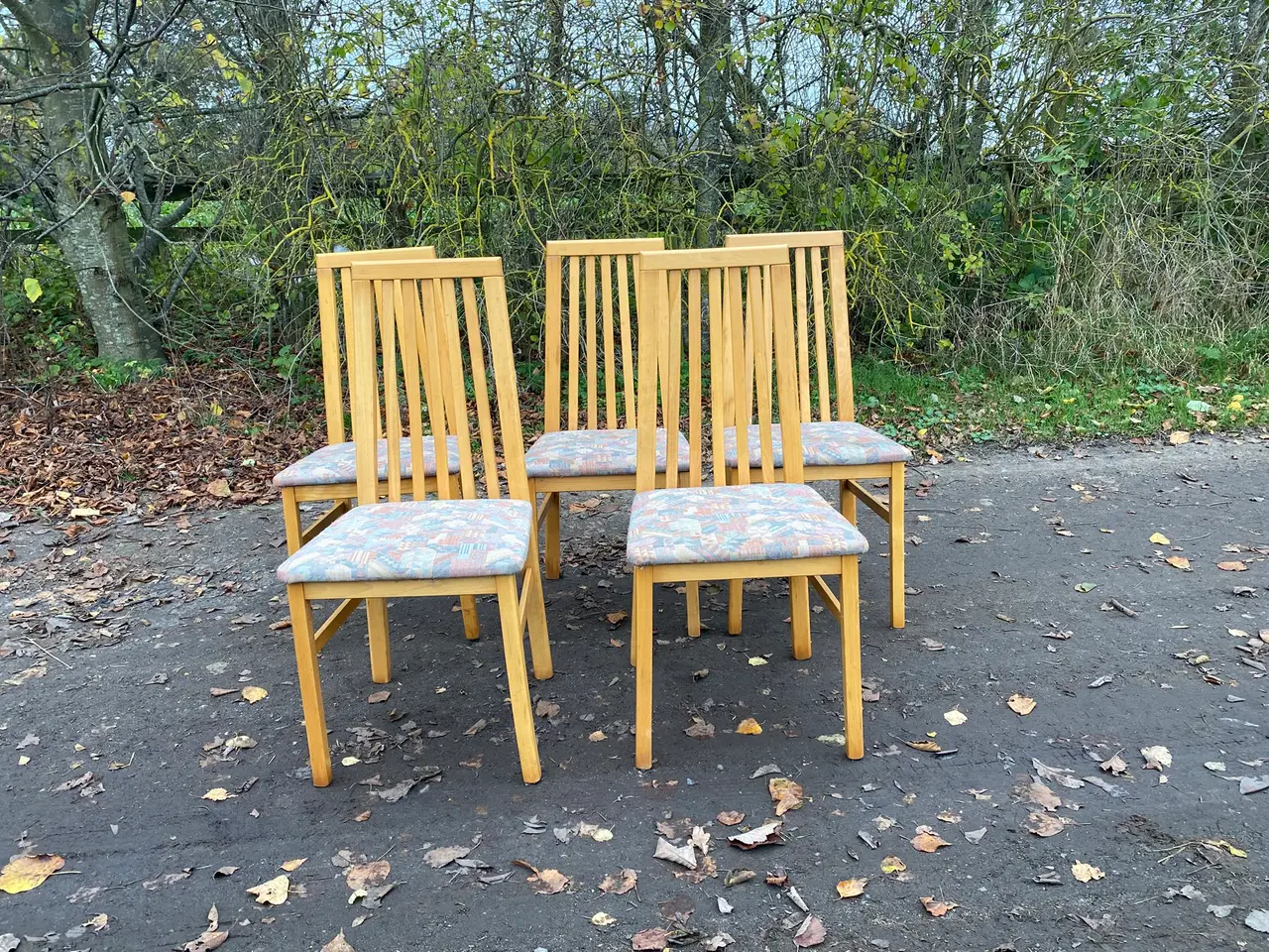 Billede 2 - SPISEBORDSSTOLE I LAKERET BØGETRÆ - 5 STK.