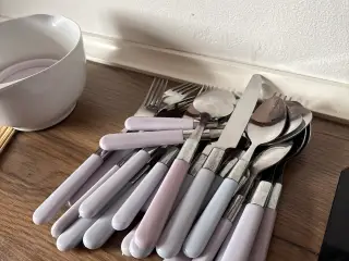Bestik glas tallerkener krus