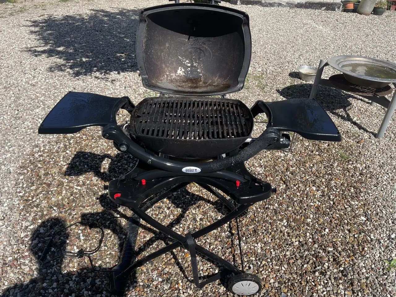 Billede 3 - Weber Q1200 gassgrill m. trækvogn