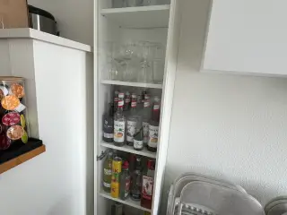 Reol med glas låge