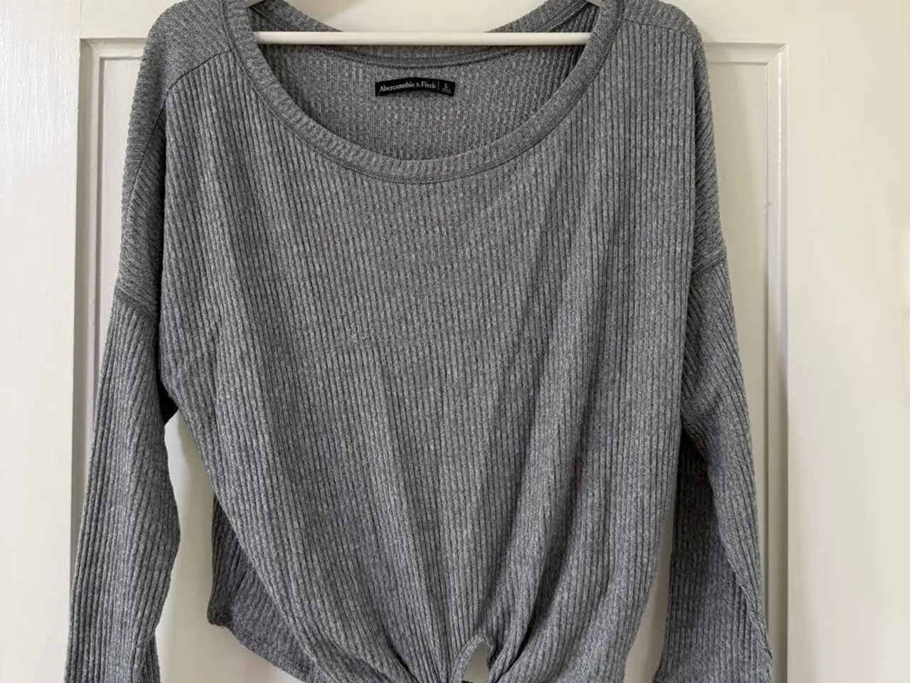 Billede 1 - Abercrombie & Fitch grå ribstrikket bluse med bind