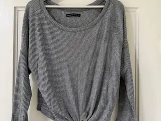 Abercrombie & Fitch grå ribstrikket bluse med bind