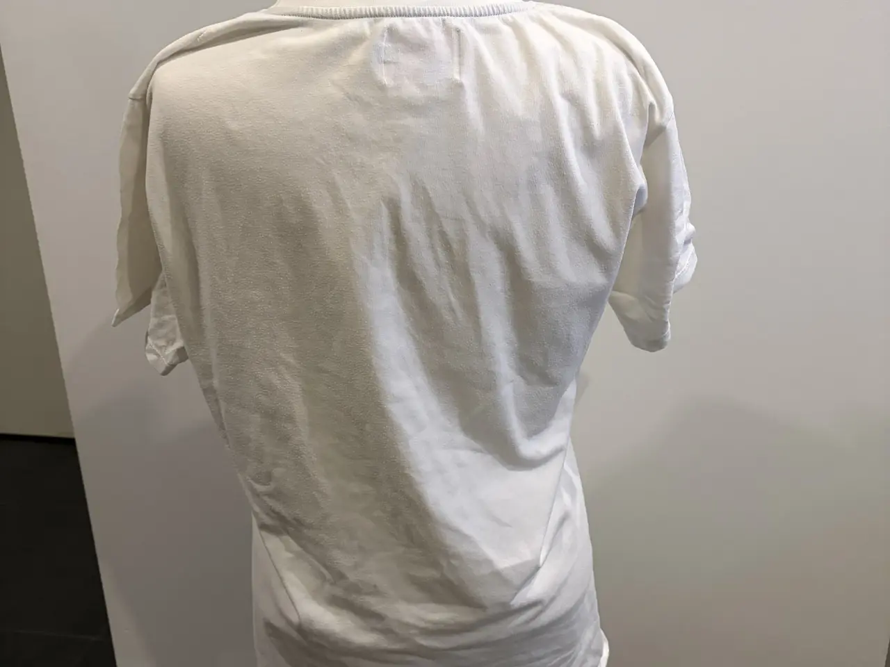 Billede 3 - Hvid T-shirt fra Sniff Street Supply.