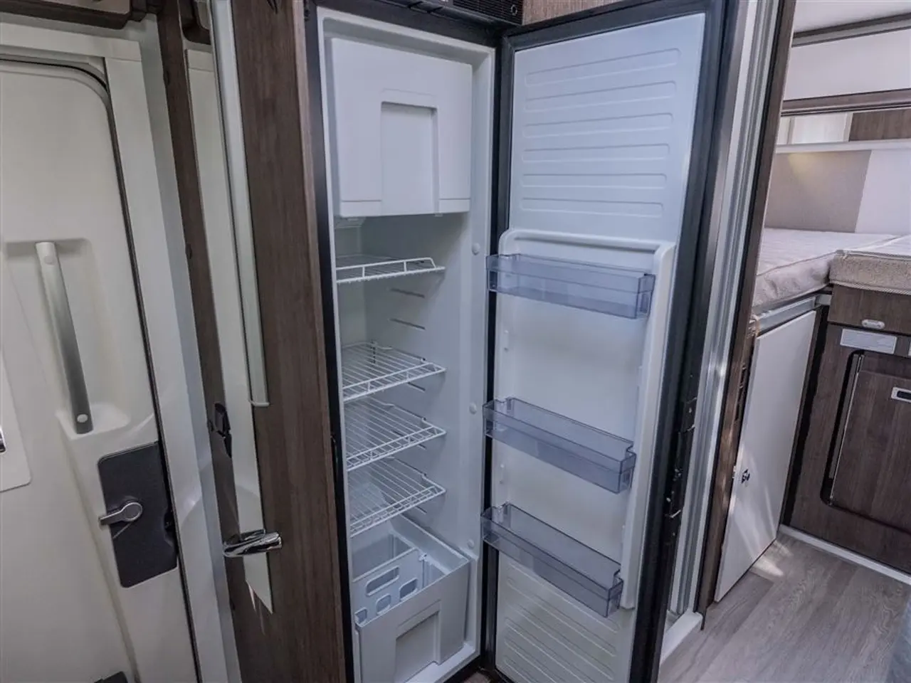 Billede 31 - 2027 - Benimar Tessoro T463 UP Automat gear - Dieselfyr - 12V kompressor køl - 200W solcelle