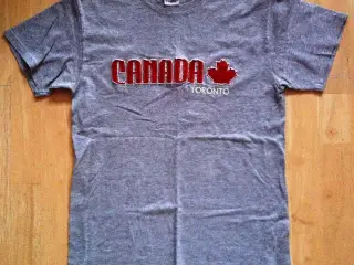 2 Gildan T-hirt, Canada, str S, 30kr/stk