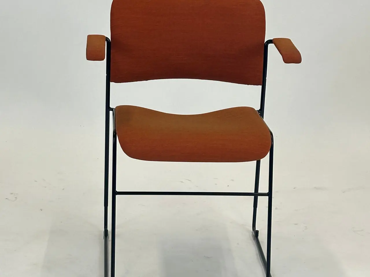 Billede 3 - HOWE 40/4 Stol – Orange med Sort Stel