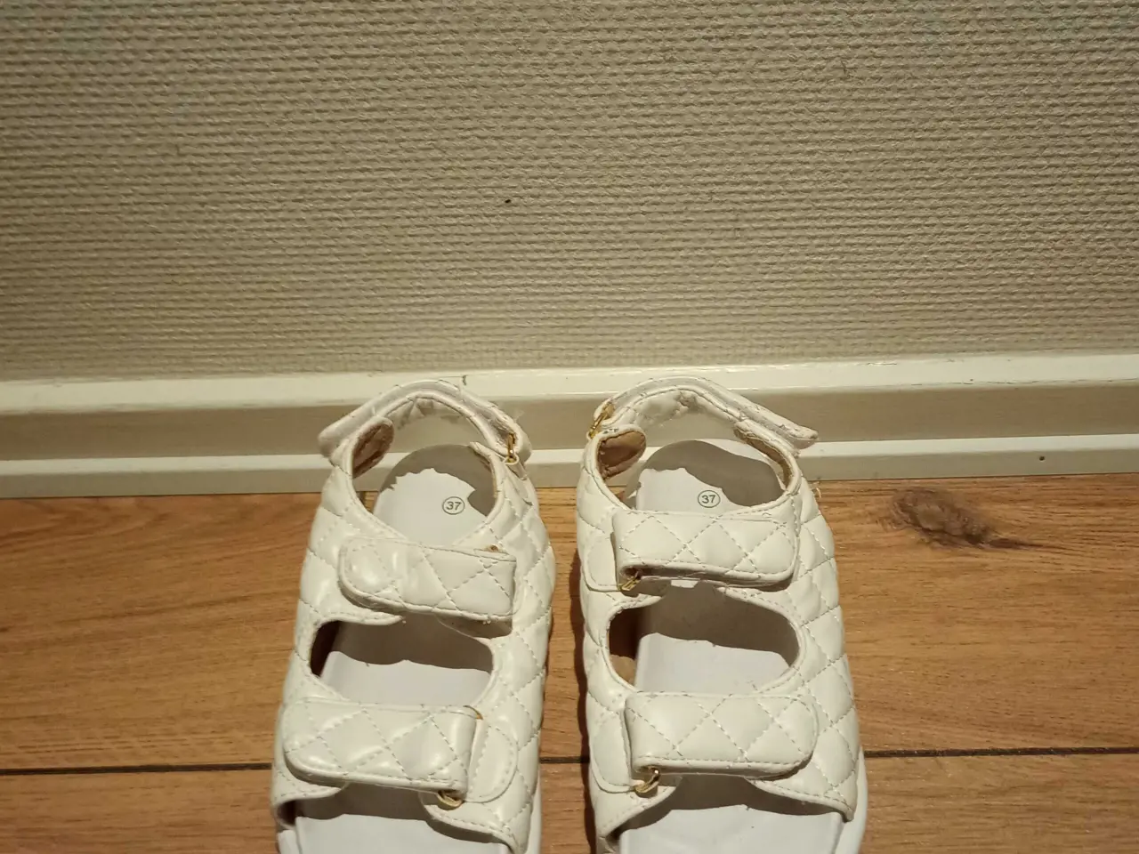 Billede 1 - Damesandaler med Velcro, Andet, hvid, str. 37.