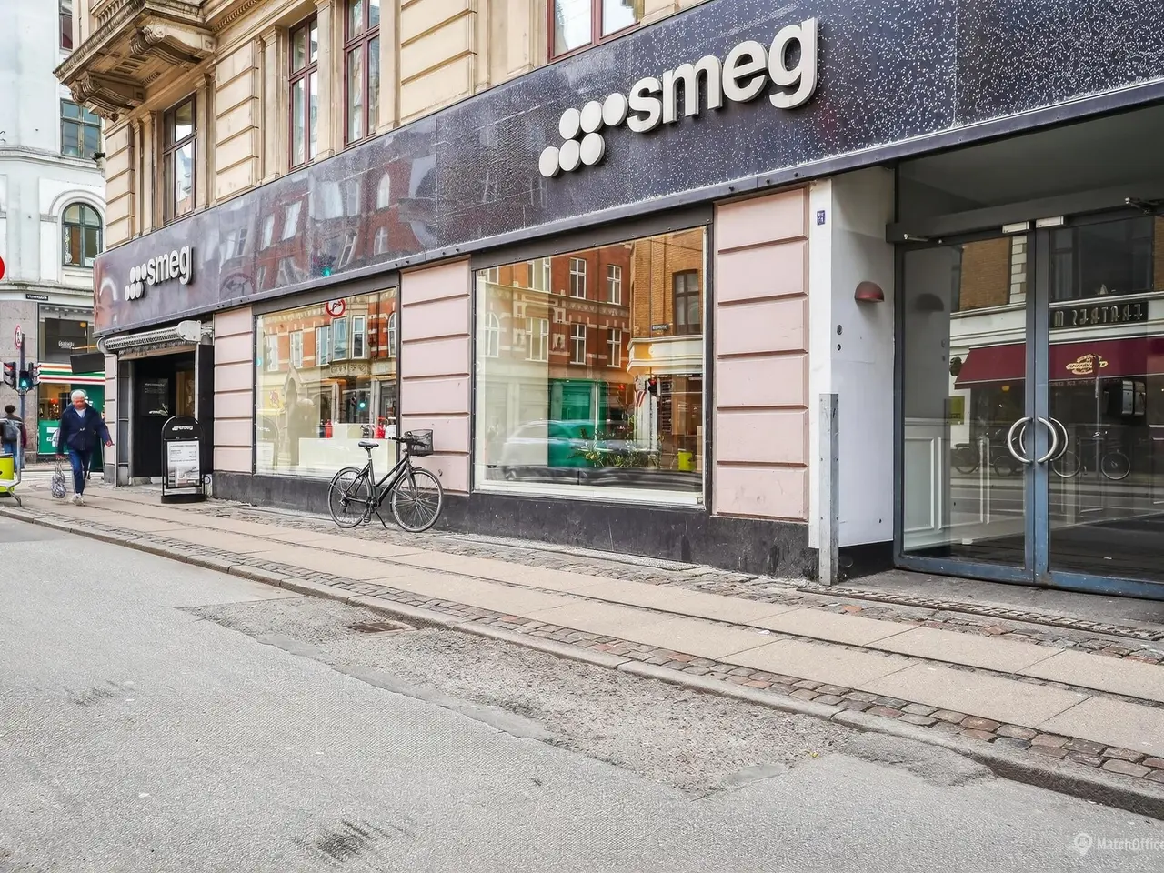Billede 5 - Bred facade med stort skilt og masser af kundetrafik