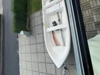 Jolle med motor og trailer