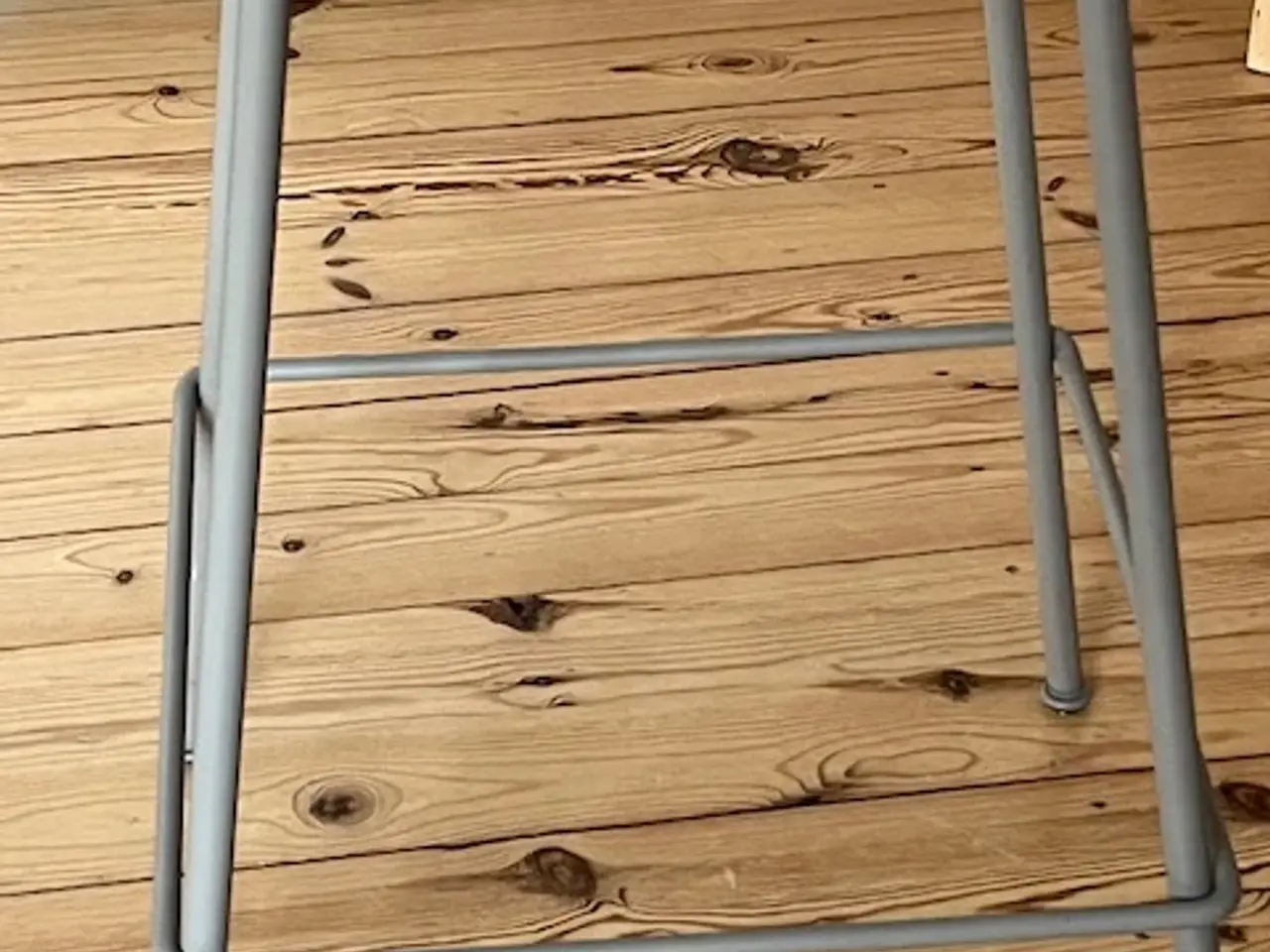 Billede 1 - Barstol fra Muuto i lækker grå farve