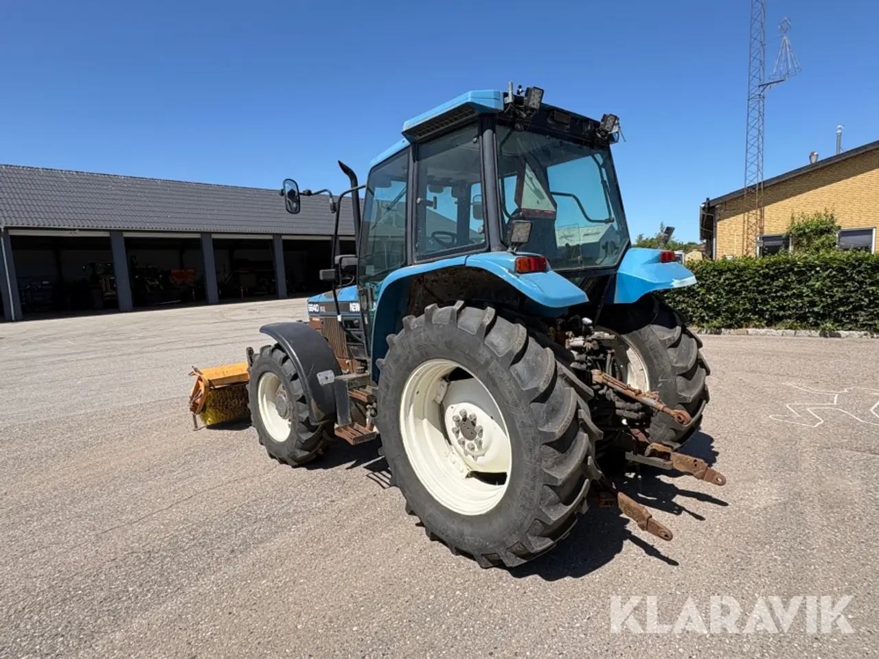 Billede 4 - Traktor Ford 6640 med kost og plov