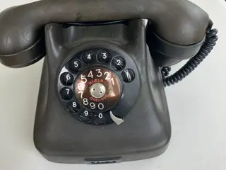 Gammel telefon F. 51 eller D.30