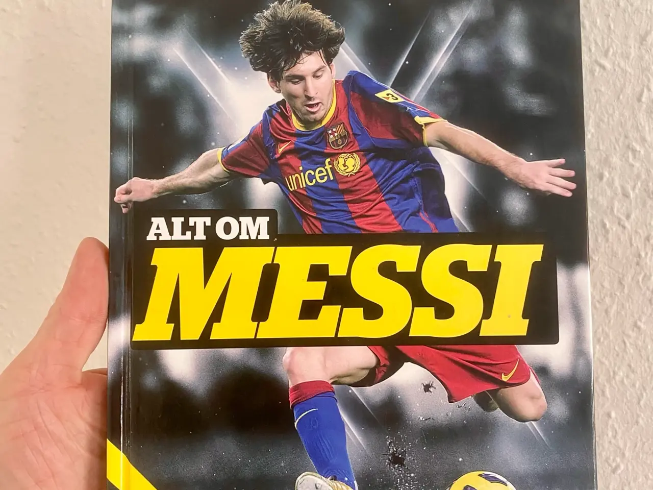 Billede 1 - Alt om Messi - fodbold børnebog
