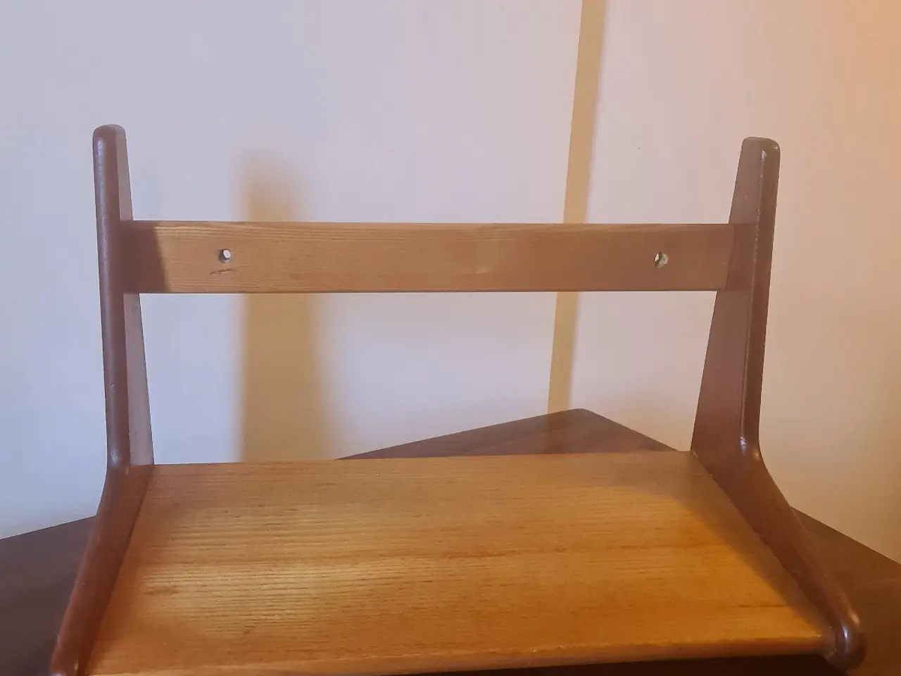 Billede 2 - Retro væghylde i teak/træ – stil med Hans J. Wegne