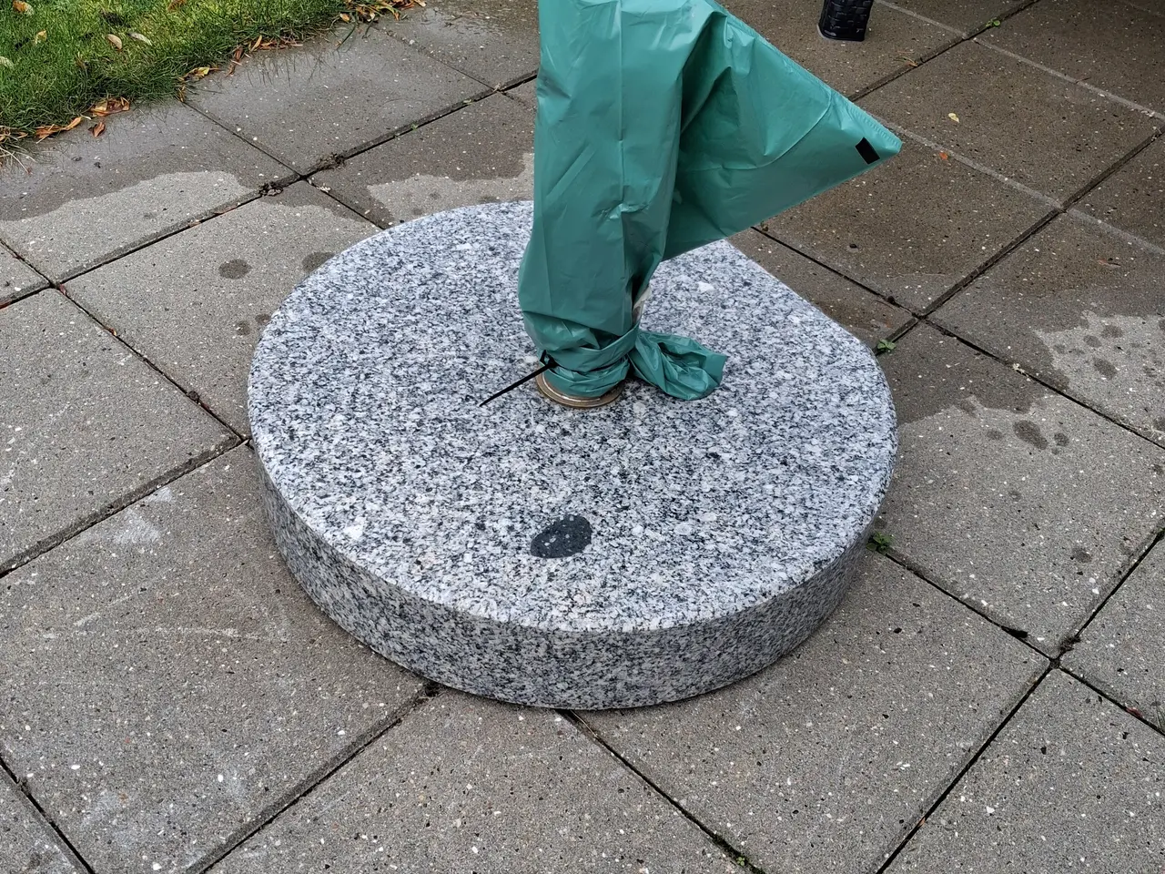 Billede 2 - Havemøbler og parasol med fod