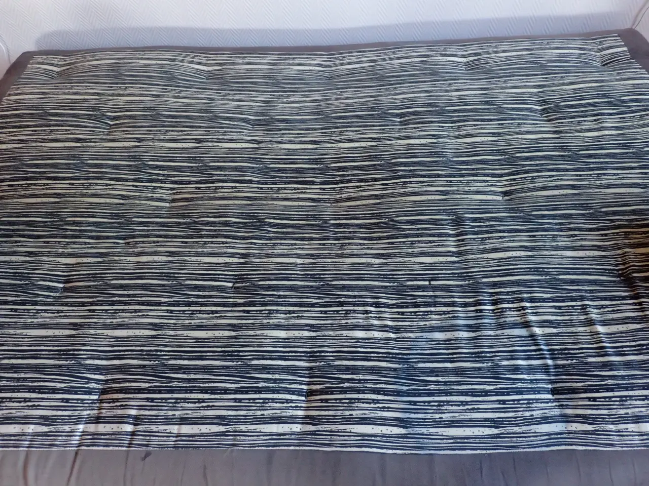 Billede 7 - Sovesofa FUTON med armlæn og magasin.