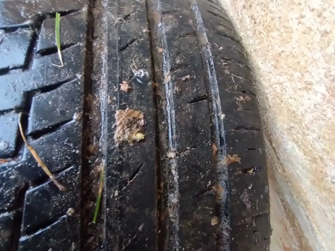 Billede 2 - 235/45 R-19. 4 sommerdæk på alufælge