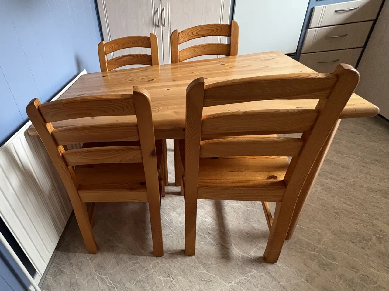 Billede 2 - Spisebord og 4 stole i fyrretræ