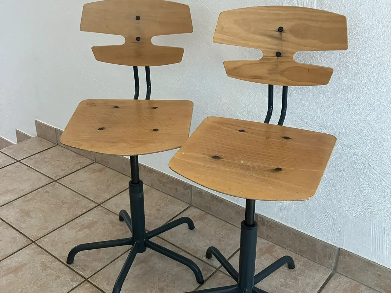 Billede 1 - To vintage-stole med justerbar højde