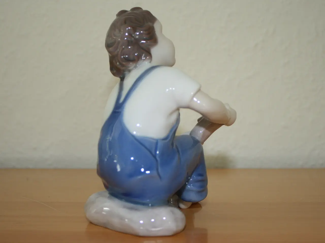 Billede 6 - Siddende dreng med én sko på, figur fra B&G