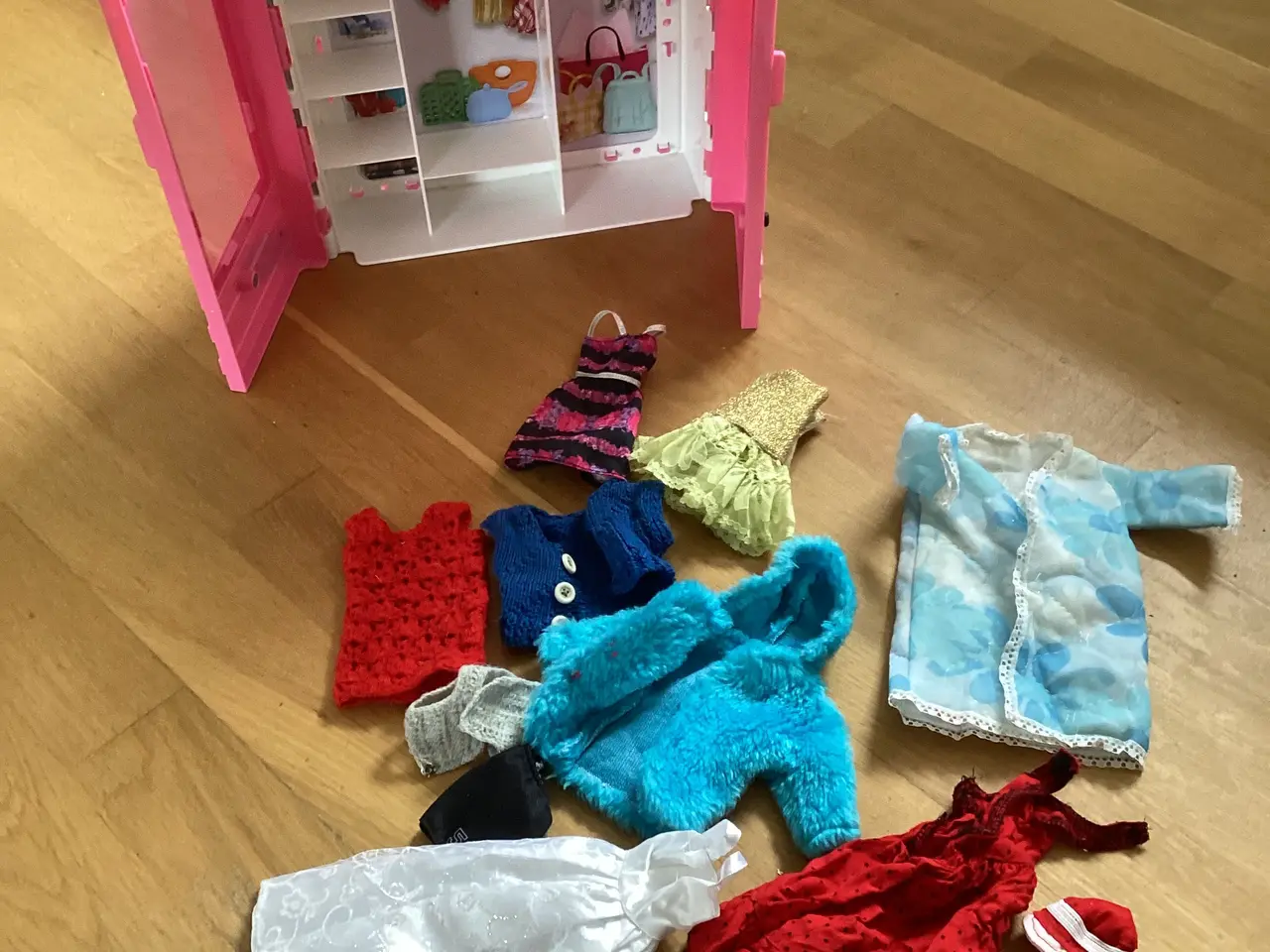 Billede 2 - Barbie skab.