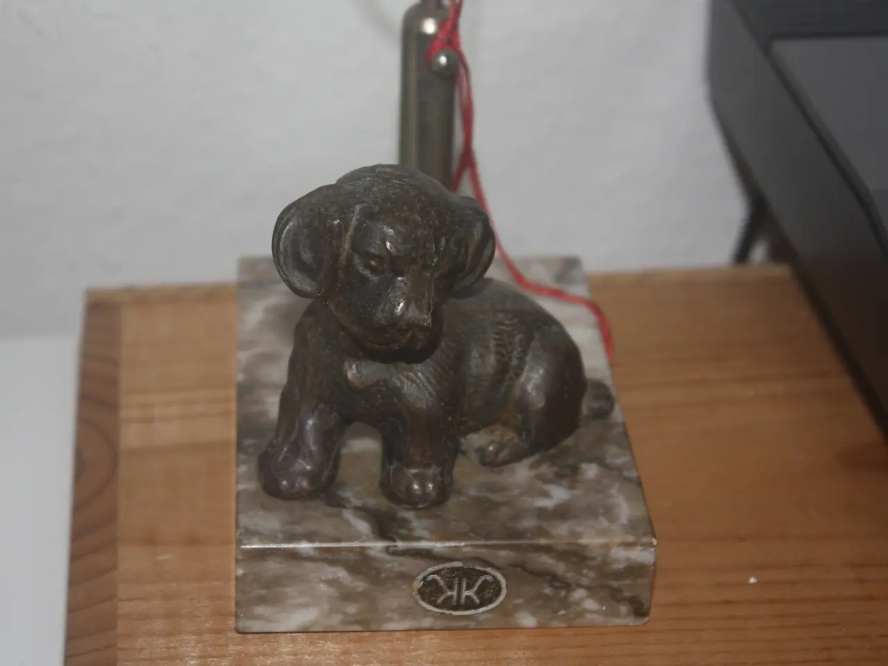 Billede 1 - Flagstang med metal figur / hund med norsk flag