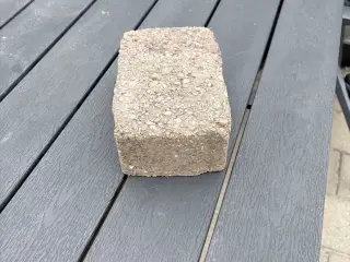 Sten gives væk