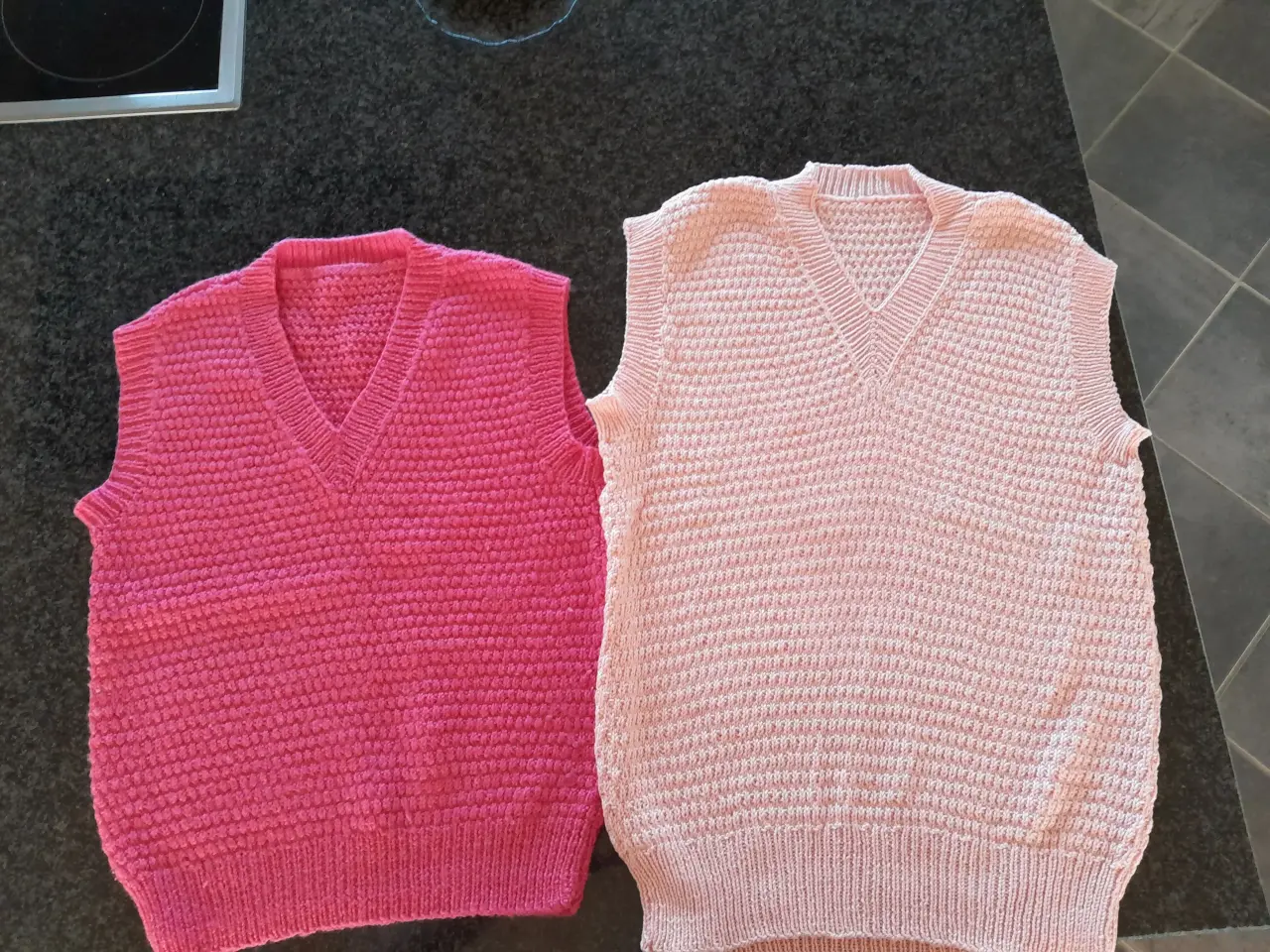 Billede 1 - Hjemmestrikkede veste