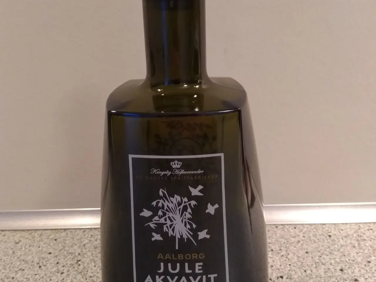 Billede 2 - Tom flaske & æske til juleakvavit 2018