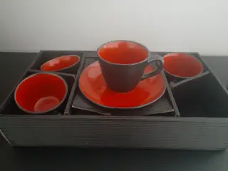 Flot kaffestel til 6 personer. 100 kr. Open mind.