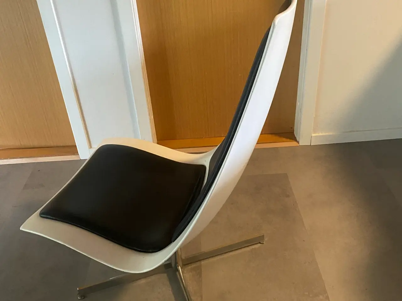 Billede 4 - Designerstol hvid skalstol med læder