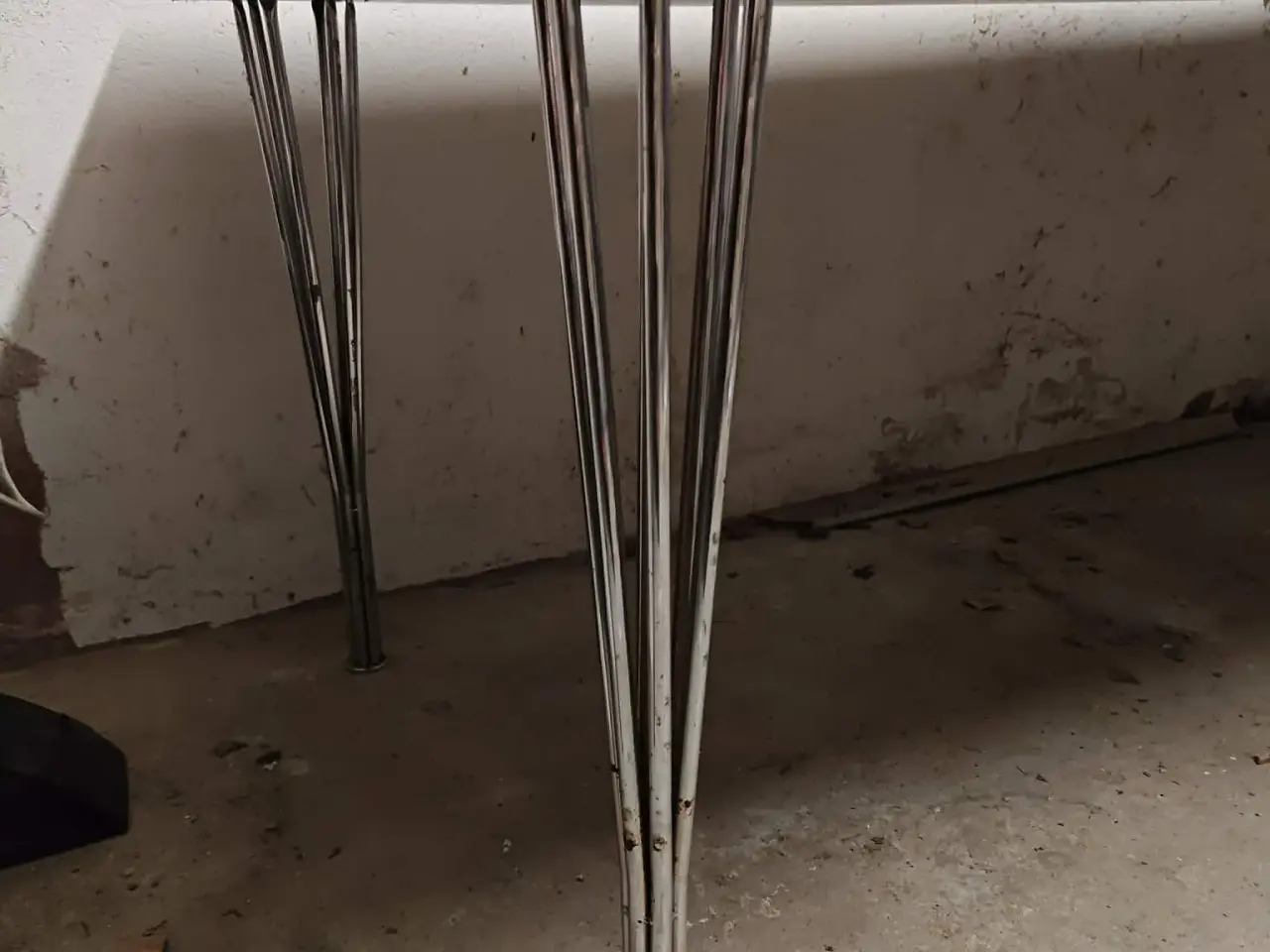 Billede 3 - Sort bord – stabilt og anvendeligt 🖤