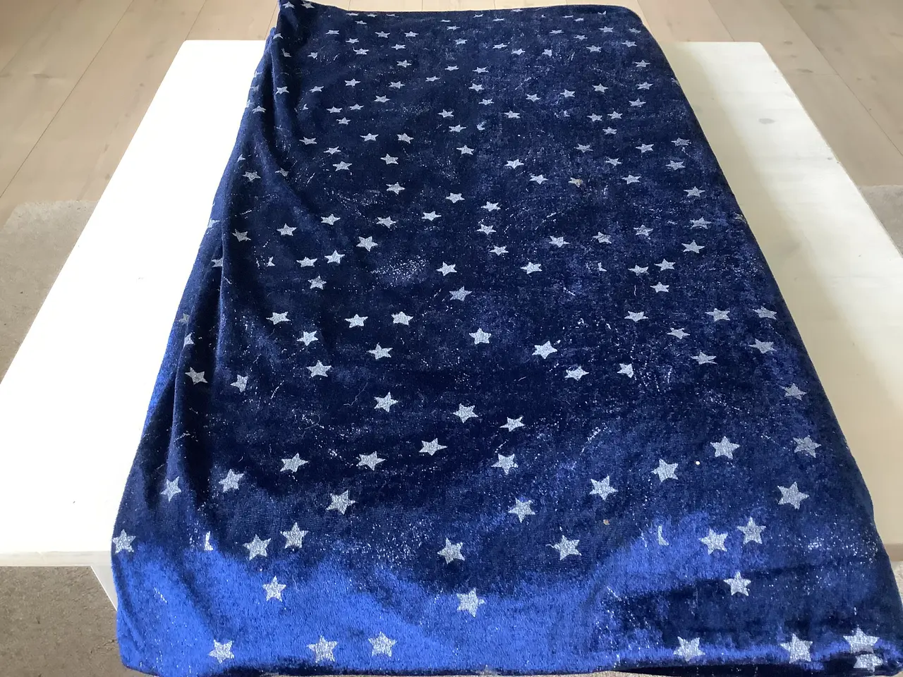 Billede 3 - Dug stribet blå/ lyseblå i velour. Eller en blå 