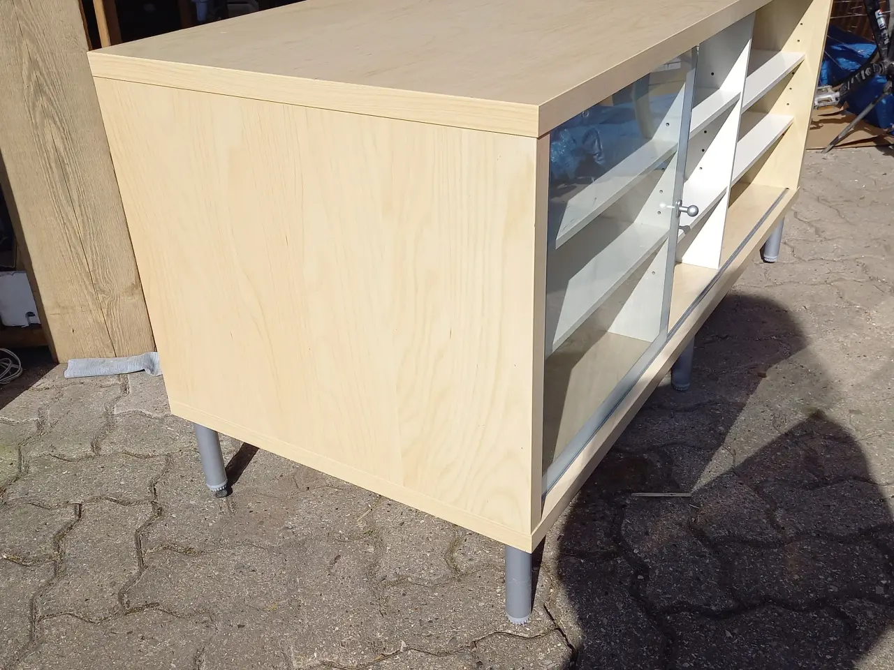 Billede 2 - Tv - møbel med glaslåge og 6 flytbare hylder