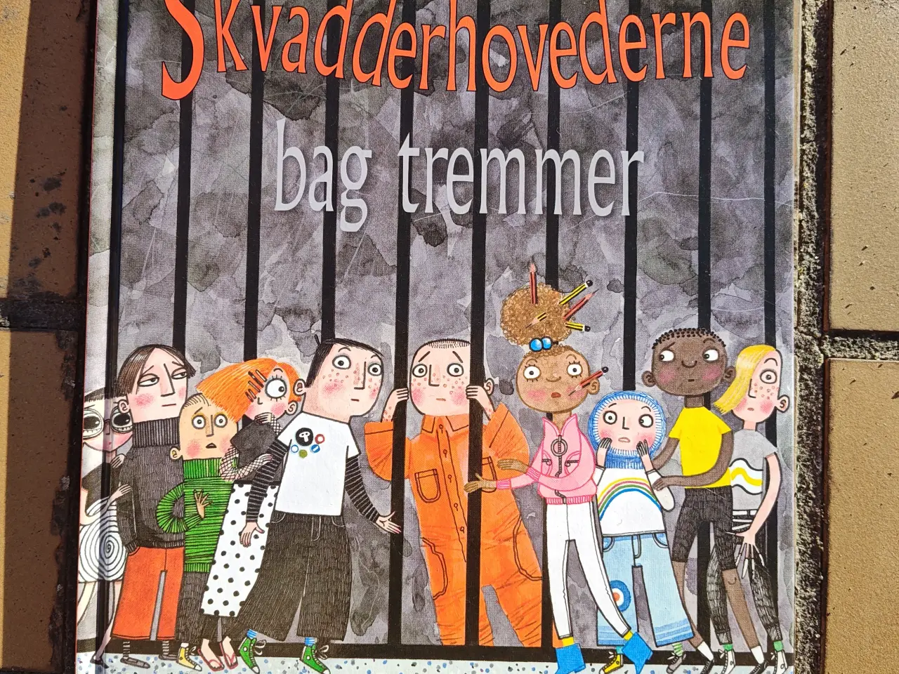 Billede 1 - Skvadderhovederne bag tremmer Bog