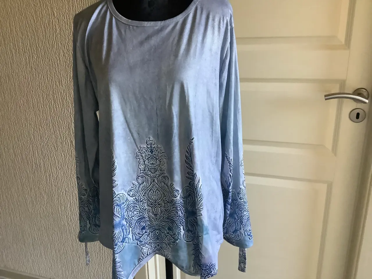 Billede 3 - Helt ny Smuk bluse str. 40