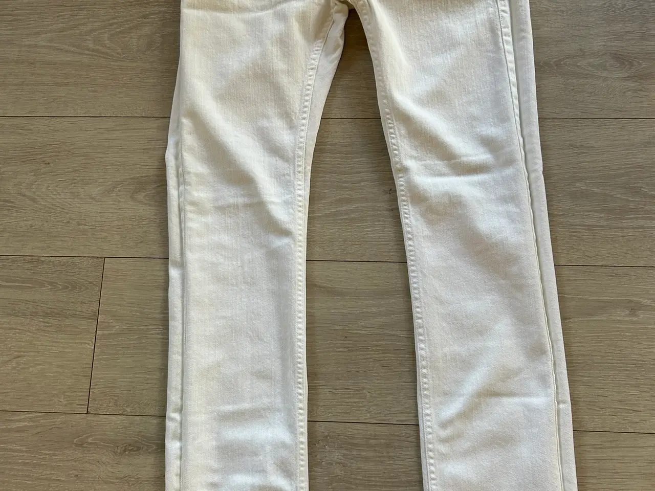 Billede 1 - H&M Divided Slim Fit jeans – Str. 30 – Hvide