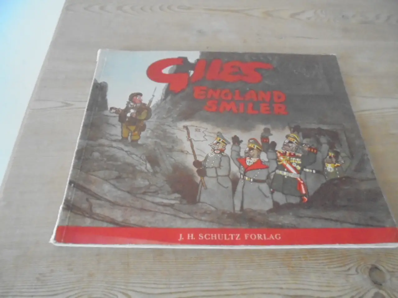 Billede 1 - Giles: England smiler. 100 udvalgte tegninge
