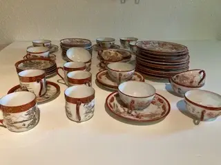 Flot gammelt kinastel med mange dele sælges.