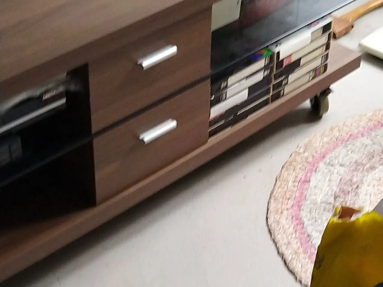 Billede 4 - Tv bord med hjul og skuffer Hylder
