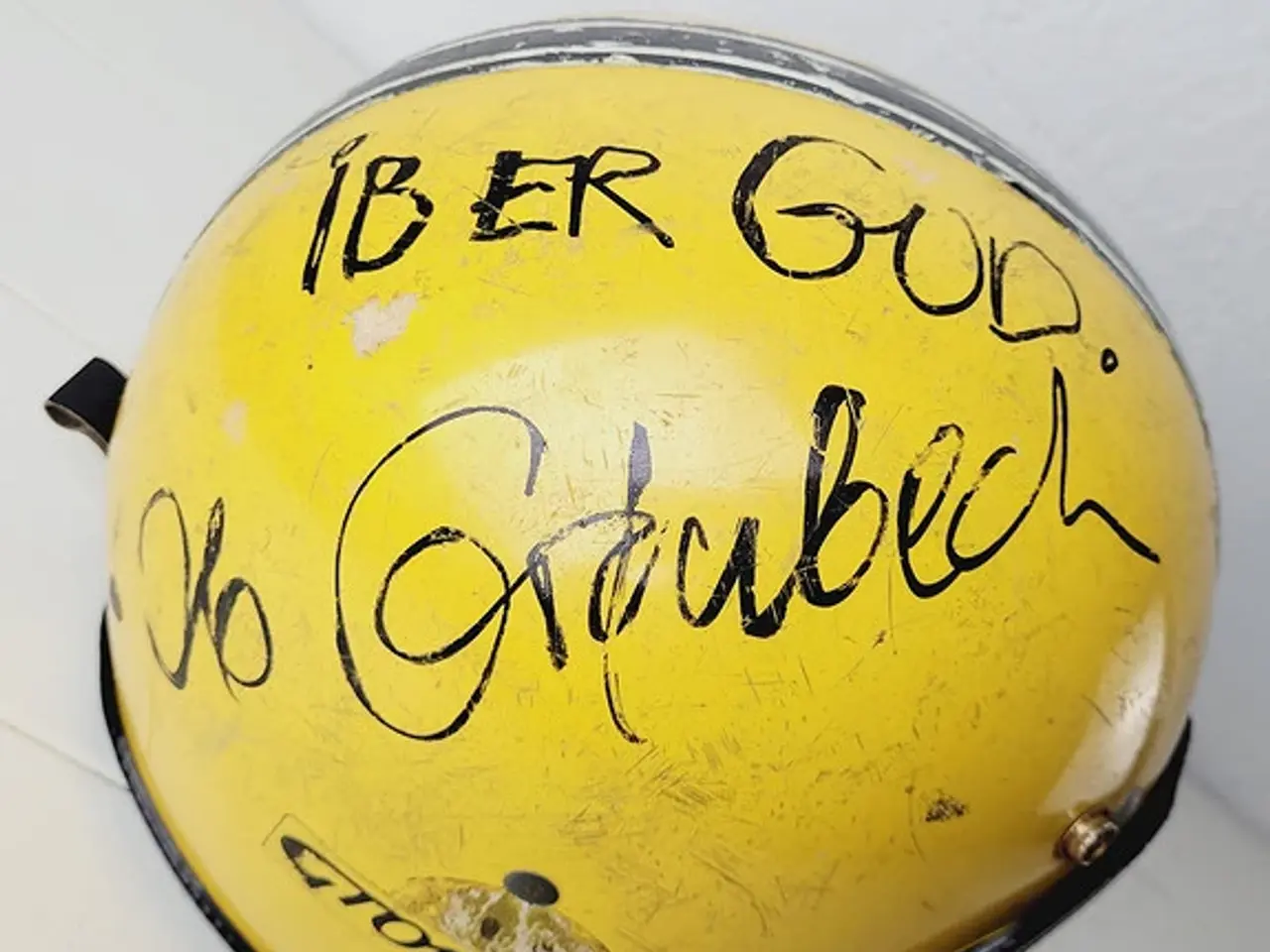 Billede 1 - ⭐️- Gul Styrthjelm med Autograf Unik Samlerobjekt