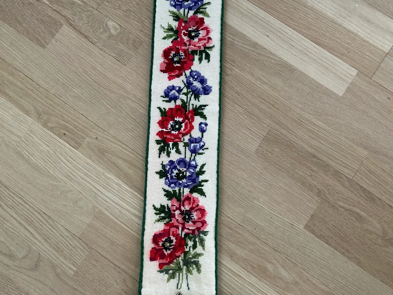 Billede 1 - Broderet klokkestreng med blomster deco