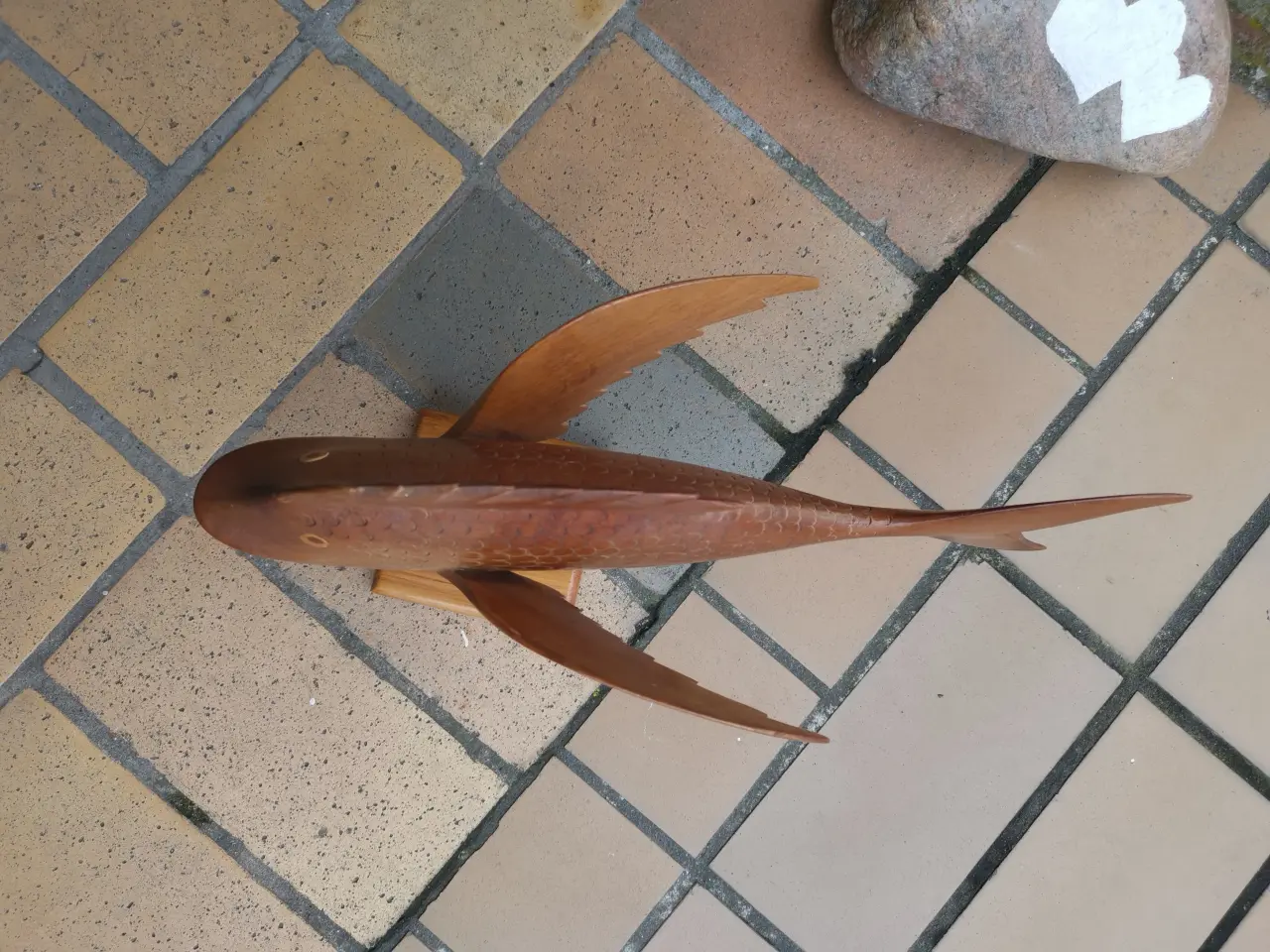 Billede 4 - Flyvefisk figur i teak måske