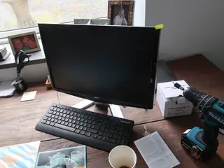 Computerskærm ACER P21W samt bærbarcomputer LENOVO ThinkPad T450s