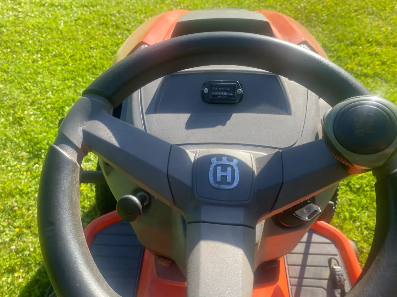 Billede 4 - Husqvarna YTH220T havetraktor