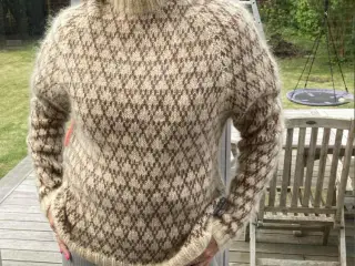 Håndstrikket dame sweater